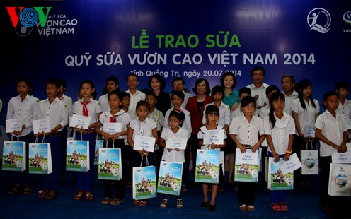 Vinamilk memberikan susu kepada anak-anak di provinsi Quang Tri