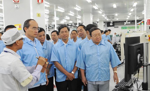 Ketua Pengurus Besar Front Tanah Air Vietnam Nguyen Thien Nhan melakukan temu kerja dengan Perusahaan SEVT