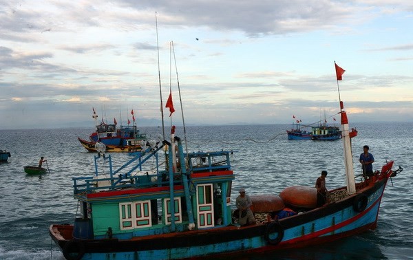 Badan-badan usaha berjalan seperjalanan membantu kaum nelayan merapati laut.