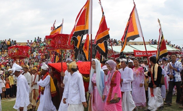 Warga etnis minoritas Cham membuka Festival Kate