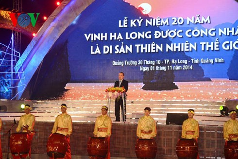 Peringatan ultah ke-20 Teluk Ha Long mendapat pengakuan sebagai pusaka alam dunia