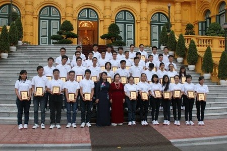 Wapres Nguyen Thi Doan menerima kontingen pelajar dan mahasiswa yang berhasil merebut penghargaan Olympiade internasional
