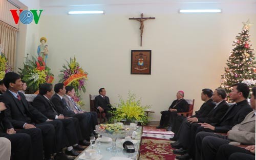 Sekretaris Komite Partai Kota Hanoi, Pham Quang Nghi mengunjungi Keuskupan Agung Hanoi