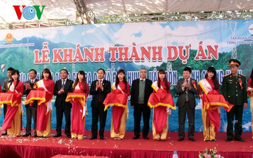 Provinsi Quang Ninh meresmikan proyek membawa jaringan listrik negara ke 5 kecamatan pulau di kabupaten Van Don