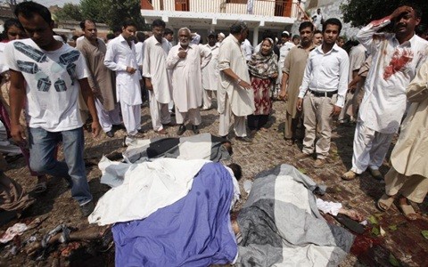 Pakistan: serangan bom terhadap sebuah Mesjid yang menewaskan paling sedikit 20 orang