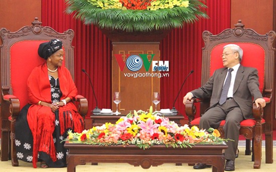 Sekjen KS PKV Nguyen Phu Trong menerima Ketua Parlemen Afrika Selatan Baleka Mbete