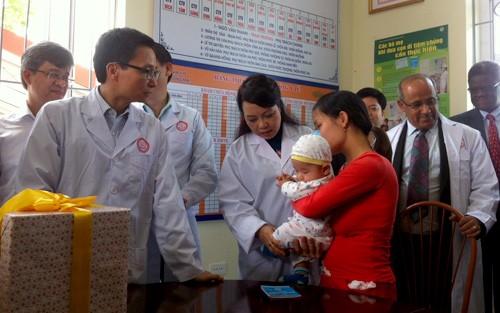 Deputi PM Vu Duc Dam menghadiri rapat umum menyambut Pekan Vaksinasi