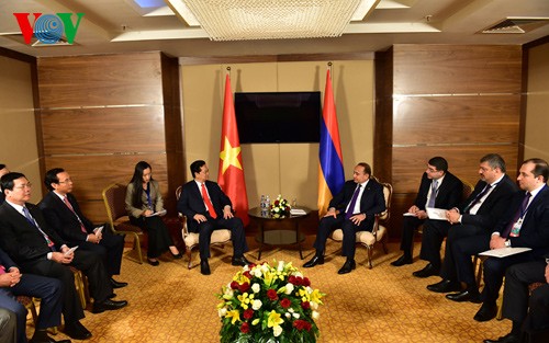 PM Nguyen Tan Dung melakukan pertemuan dengan para pemimpin dari negara-negara anggota EAEC