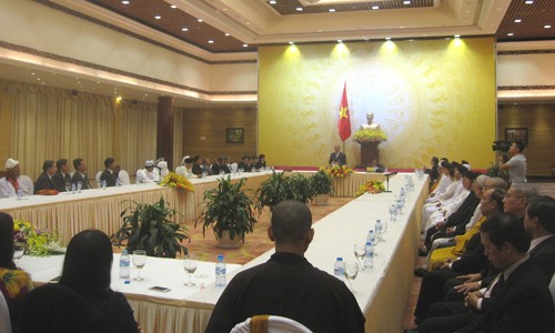 Deputi PM Nguyen Xuan Phuc menerima delegasi 42 pemuka agama