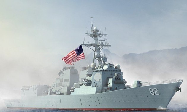Kapal Amerika Serikat memasuki wilayah 12 mil laut di sekitar pulau yang direklamasi secara tidak sah oleh Tiongkok di Laut Timur