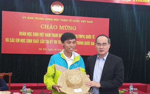 Ketua Pengurus Besar Front Tanah Air Vietnam menerima rombongan pelajar peserta Olympiade-olympiade internasional