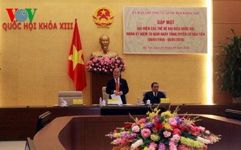 Ketua MN Nguyen Sinh Hung melakukan pertemuan dengan berbagai generasi anggota MN Vietnam