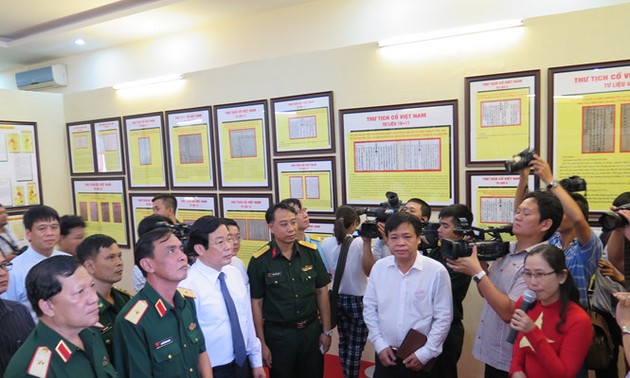 Pameran “Hoang Sa, Truong Sa wilayah Vietnam – bukti-bukti sejarah dan dasar hukum” diadakan di kota Ho Chi Minh