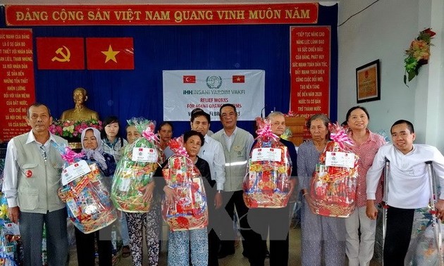 Kota Ho Chi Minh memberikan 2.000 bingkisan Hari Raya Tet kepada kaum disabilitas dan anak yatim piatu
