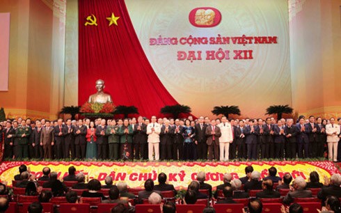 Pengumuman hasil Kongres Nasional ke-12 PKV kepada semua koprs diplomatik dan organisasi internasional di Vietnam