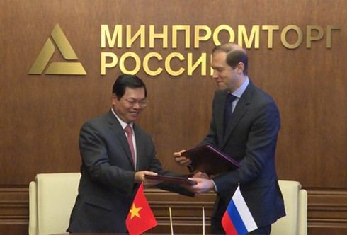 Vietnam dan Rusia menanda-tangani Protokol tentang pemberian bantuan produksi kendaraan transportasi bermotor