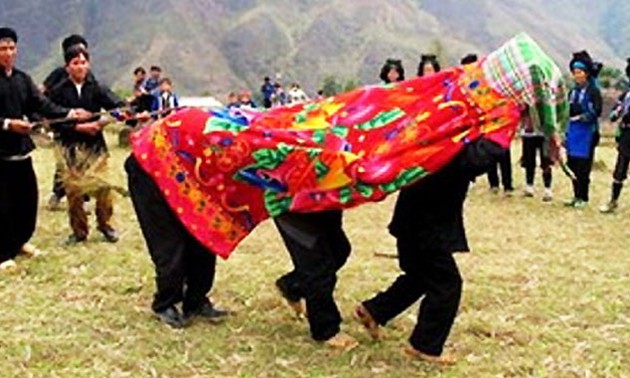 Adat berkudung selimut dan acara pernikahan dari warga etnis minoritas Ha Nhi