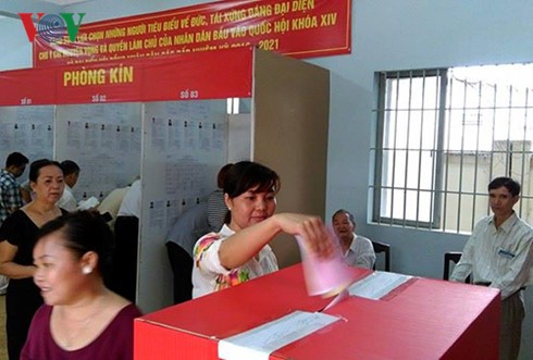 Banyak kantor berita asing meliput berita tentang pemilihan anggota MN Vietnam angkatan ke-14 dan anggota Dewan Rakyat berbagai tingkat masa bakti 2016-2021