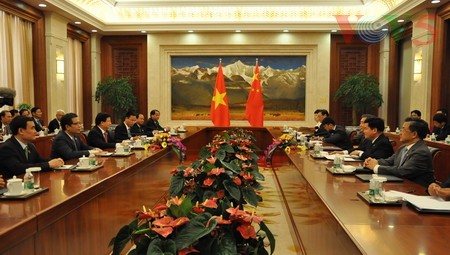 Deputi PM Trinh Dinh Dung melakukan pertemuan dengan Deputi PM Tiongkok, Wang Yang
