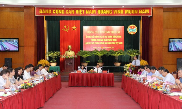 Kepala Departemen Penggerakan Massa Rakyat KS PKV, Truong Thi Mai melakukan temu kerja dengan Asosiasi Tani Vietnam