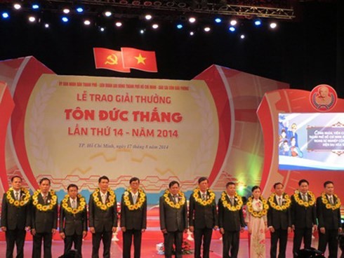 Remise du prix Tôn Duc Thang