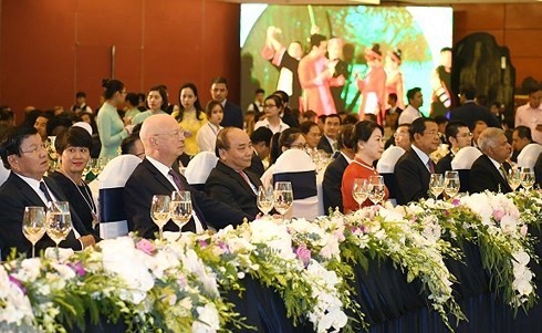 Nguyên Xuân Phuc préside une soirée de promotion de la culture vietnamienne