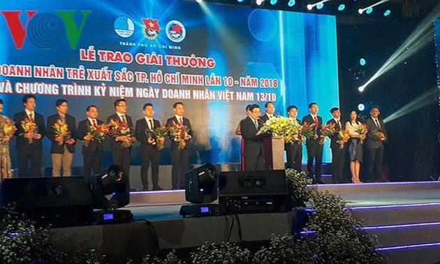 Ho Chi Minh-ville distribue des prix de jeunes entrepreneurs excellents