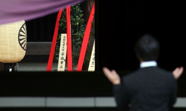 Japon: offrande de Shinzo Abe à un sanctuaire honorant des criminels de guerre 