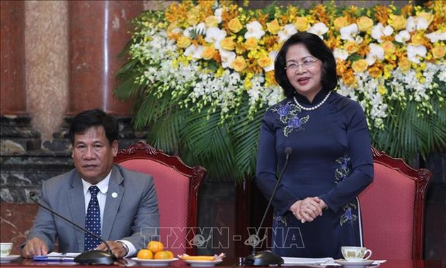 Dang Thi Ngoc Thinh reçoit des personnes influentes de la province de Dông Nai