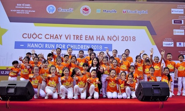 Des milliers de personnes participent à la Course pour les enfants Hanoi 2018