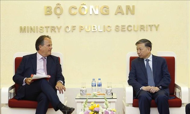 Tô Lâm reçoit le ministre d’Etat britannique Mark Field