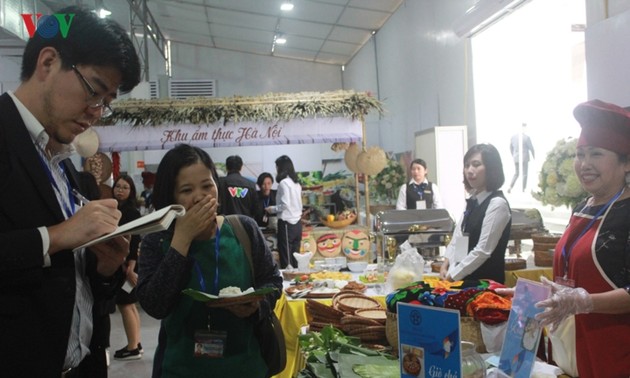 Les journalistes étrangers impressionnés par la gastronomie vietnamienne