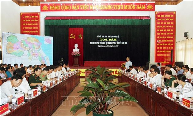 Vuong Dinh Huê à la table ronde sur les orientations de développement de Nghi Lôc