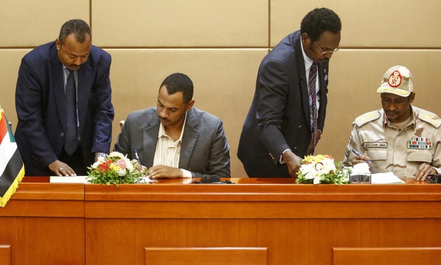 Au Soudan, militaires et opposants signent une déclaration constitutionnelle