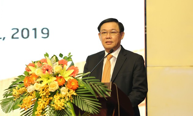 Vuong Dinh Huê à une conférence sur le développement à Vinh