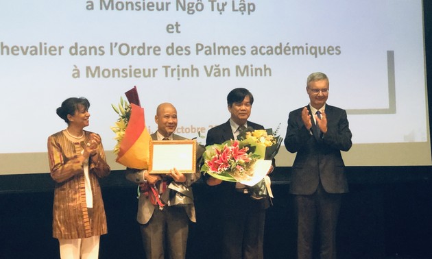 La France décore Ngô Tu Lâp et Trinh Van Minh, deux universitaires vietnamiens 