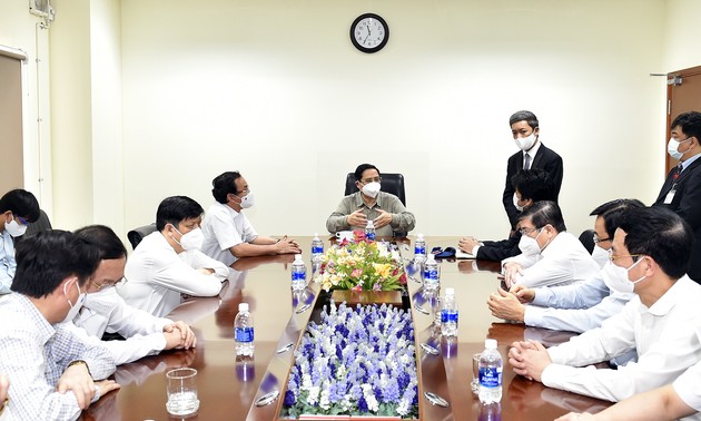 Covid-19: Pham Minh Chinh dirige une réunion avec huit provinces méridionales
