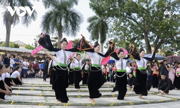 La danse xoè des Thaï