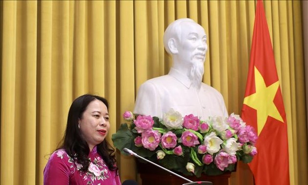 Vo Thi Anh Xuân rend hommage aux sponsors des programmes humanitaires de 2021