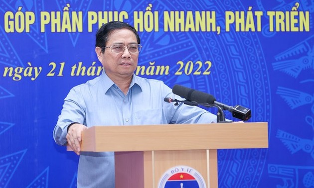 Pham Minh Chinh : «Il faut placer la santé et la vie de la population au-dessus de tout»