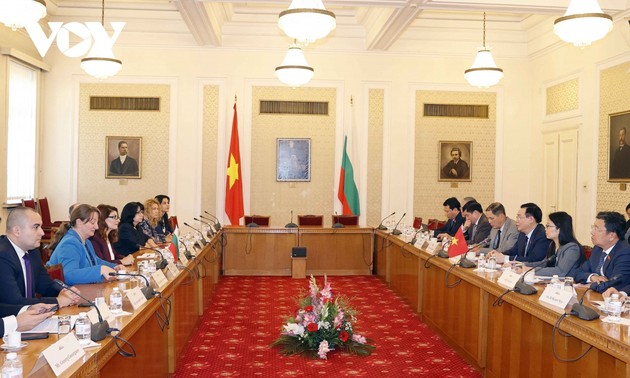 Vuong Dinh Huê rencontre des parlementaires bulgares