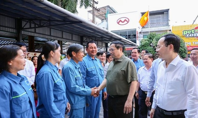 Pham Minh Chinh rencontre des agents de propreté urbaine de Cân Tho