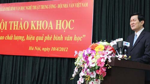 Staatspräsident Truong Tan Sang besucht Forum der Literaturkritiker