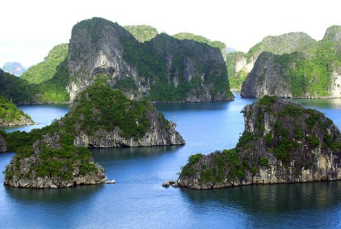 Die Halong Bucht, eine der fünf Paradiese in Asien