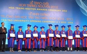 Trang Nguyen-Blumenpreis: Auszeichnung für Schüler und Studenten