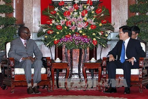 Staatspräsident Sang trifft den guineischen Handelsminister Doumbouya