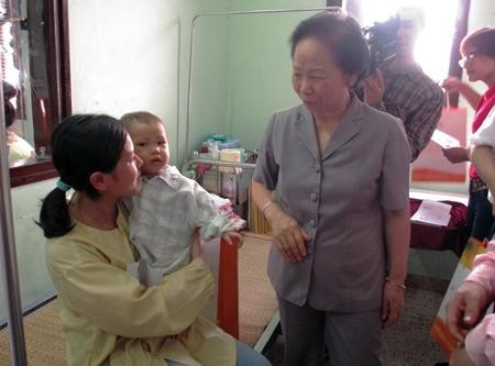 Vize-Staatspräsidentin Nguyen Thi Doan besucht Kinderpatienten