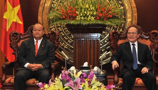 Parlamentspräsident Hung trifft Thailand-Vietnam-Freundschaftsabgeordnete