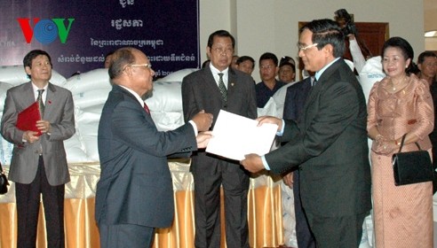 Vietnam unterstützt Kambodscha mit fast 1000 Tonnen Reis 
