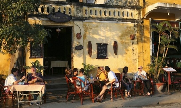 Besucher betrachten Hoi An Stadt und Hoai-Fluss immer anders